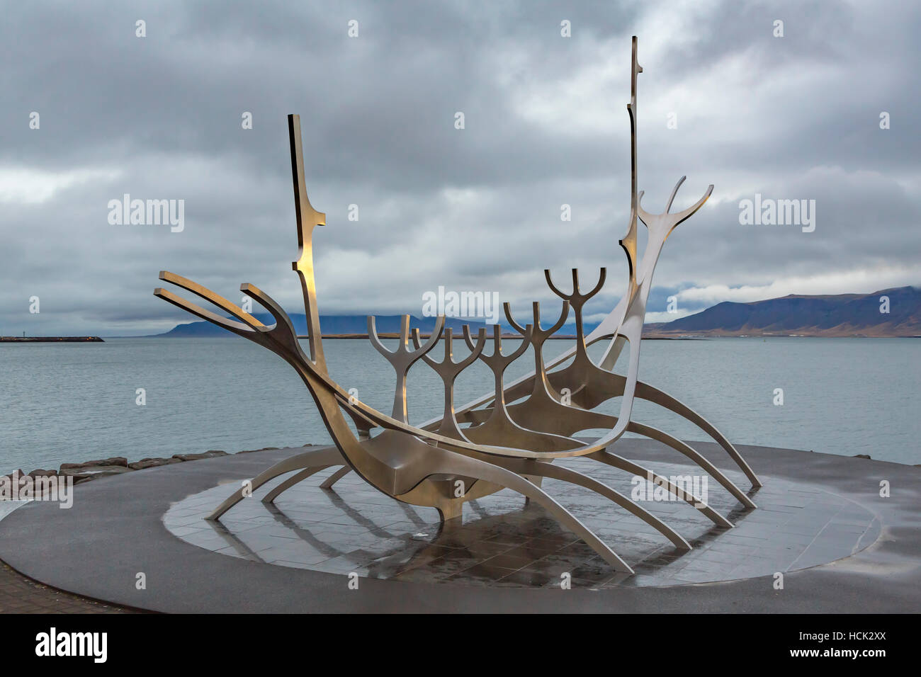 Die Sun Voyager-Skulptur von Jón Gunnar Árnason an der Uferpromenade in Reykjavik, Island. Stockfoto