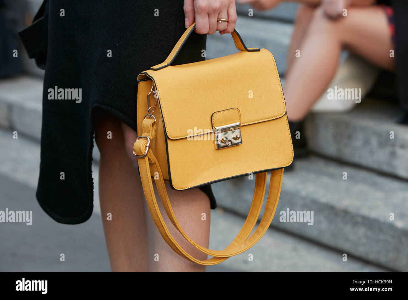 Frau mit gelben Ledertasche vor Salvatore Ferragamo Modenschau, Milan Fashion Week Streetstyle am 25 September in Mailand Stockfoto