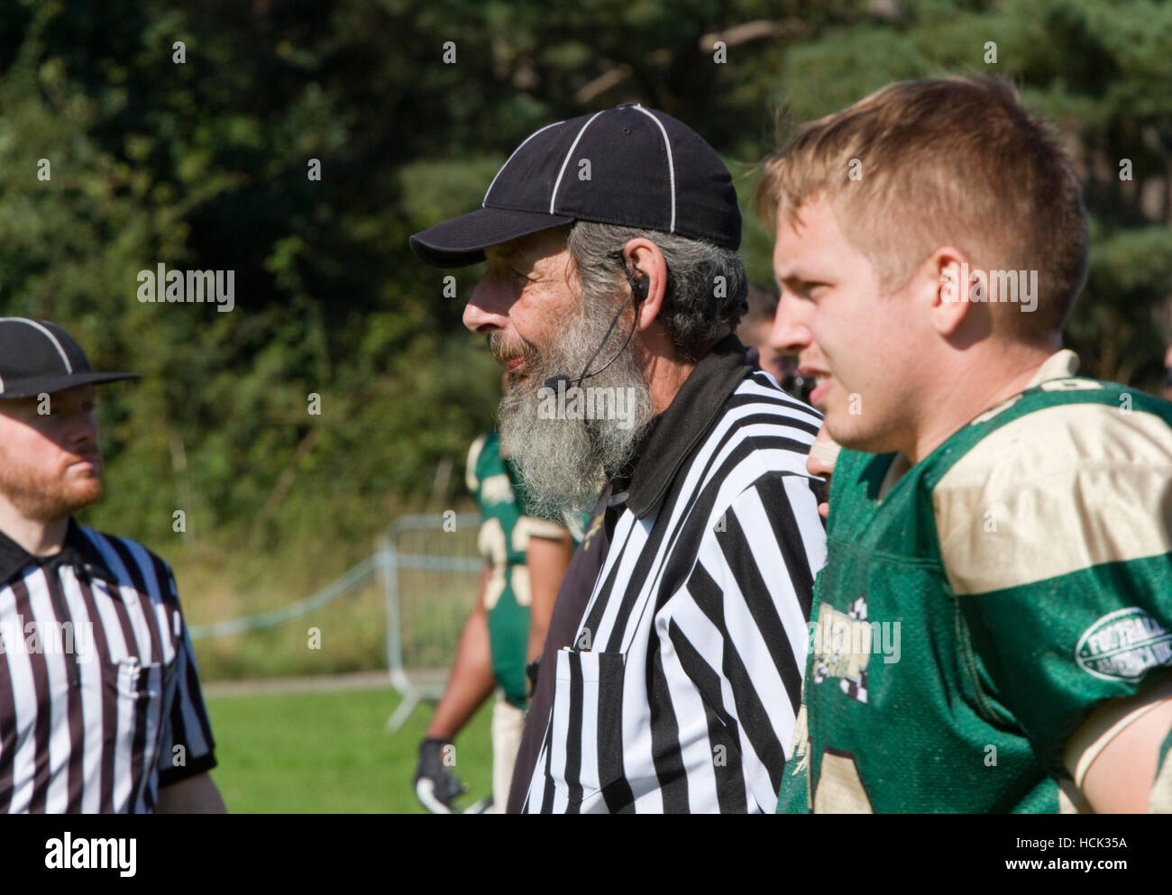 British American Football Schiedsrichter mit einem biblischen Bart Stockfoto