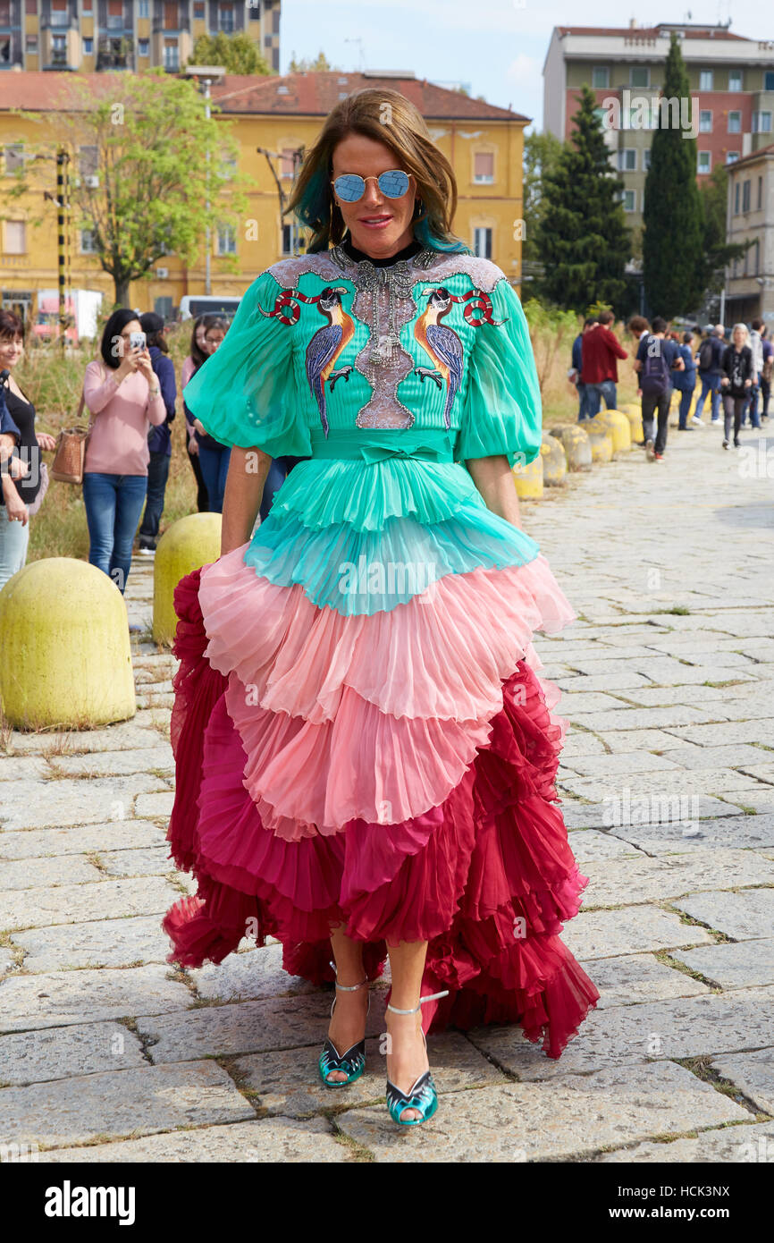 Anna Dello Russo Mit Langen Kleid In Rosa Rot Und Turkis Farben Vor Gucci Modenschau Milan Fashion Week Streetstyle Stockfotografie Alamy