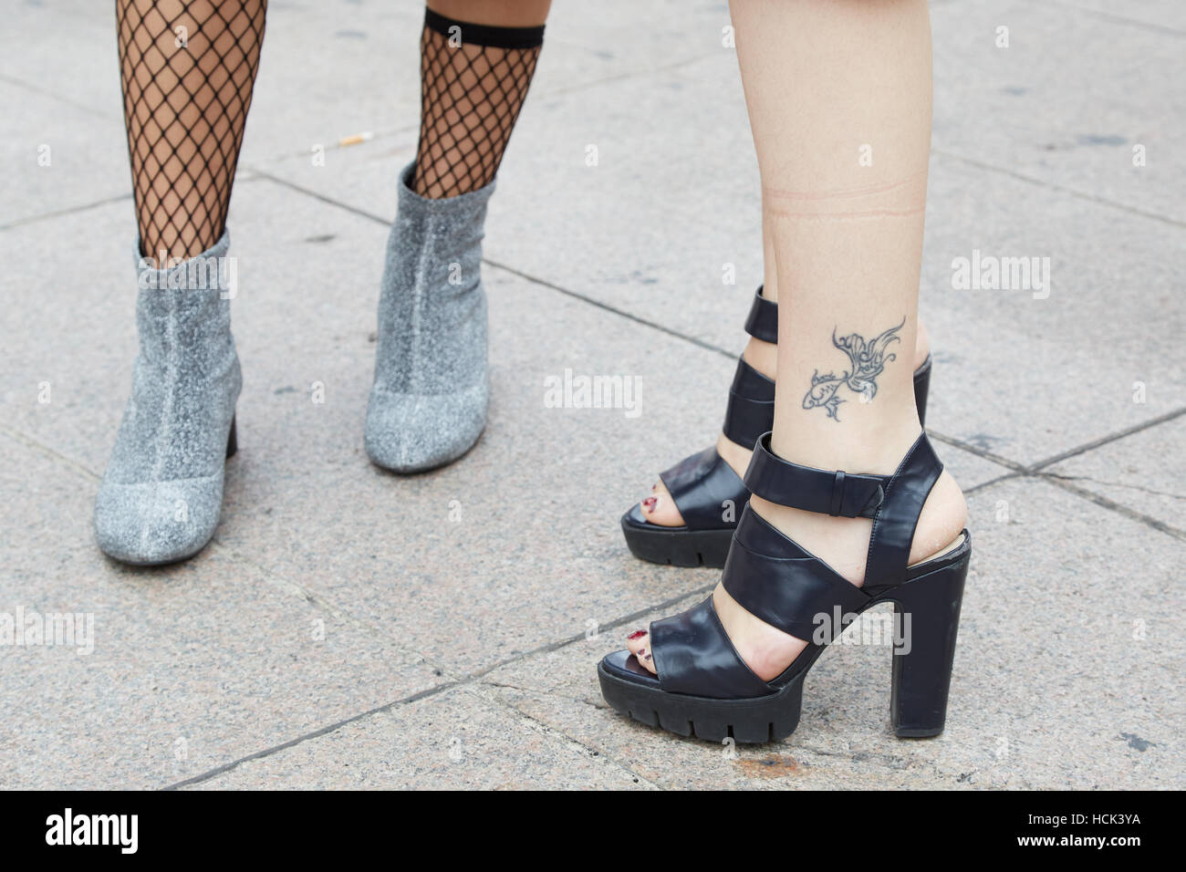 Frau mit schwarzen high Heel Lederschuhe und Tätowierung vor Genny Modenschau, Milan Fashion Week Streetstyle am 22. September. Stockfoto