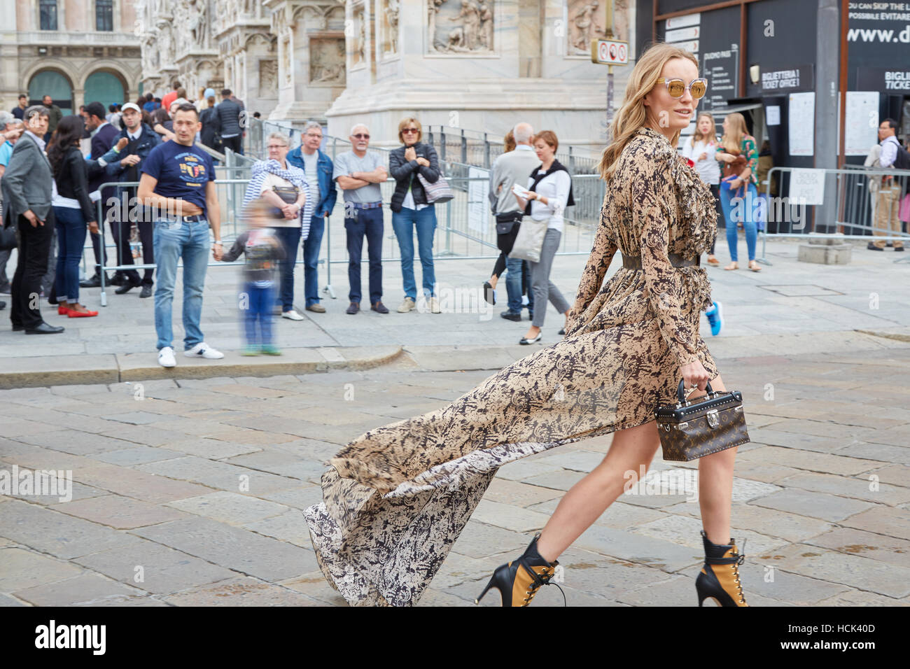 Frau geht in der Nähe von Dom mit Louis Vuitton-Tasche, bevor Genny Modenschau, Milan Fashion Week Streetstyle am 22. September 2016. Stockfoto