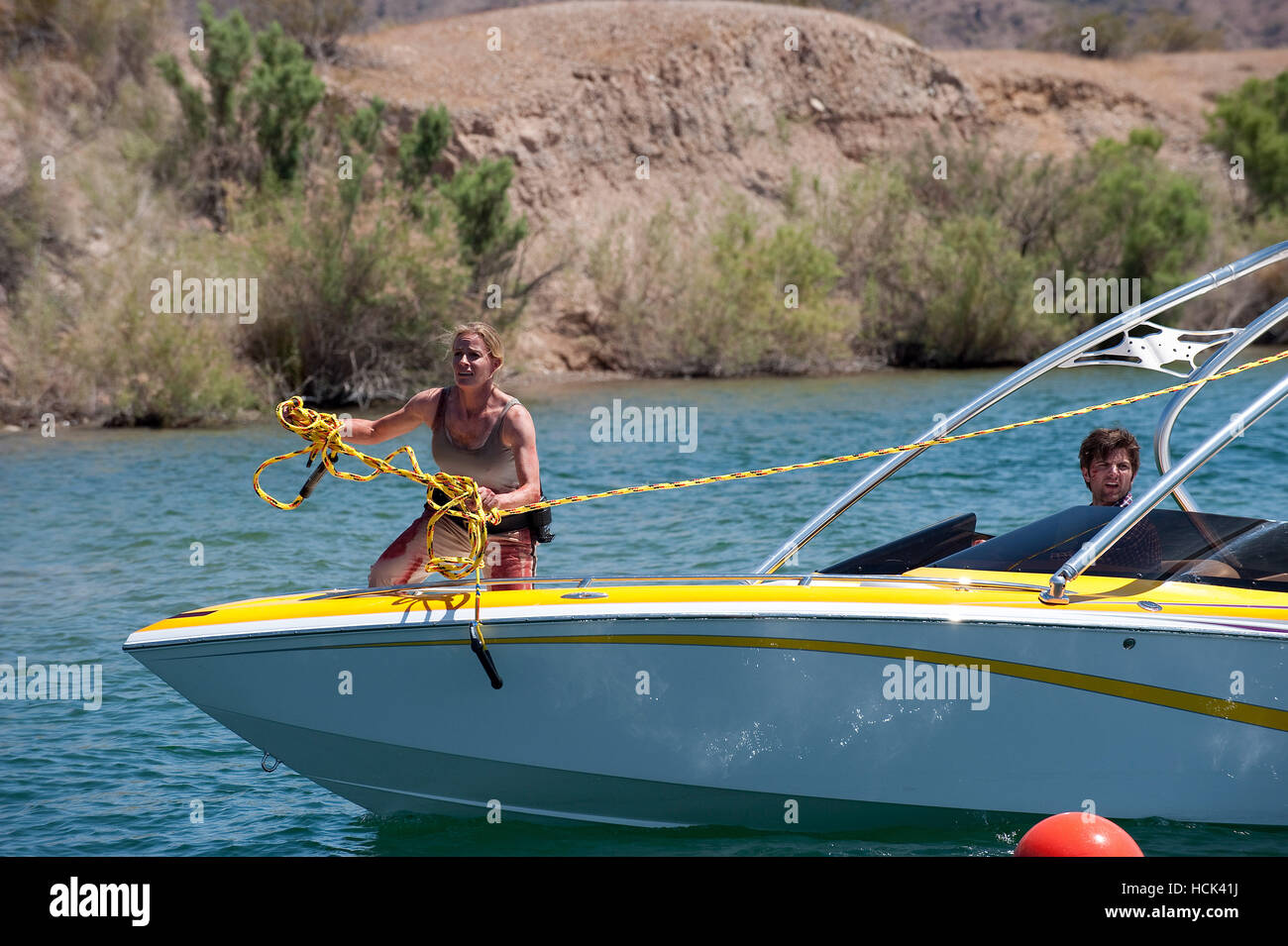 PIRANHA (aka PIRANHA 3D), von links: Elisabeth Shue, Adam Scott, 2010. pH: gen Seite / © Dimension Films/Courtesy Everett Stockfoto