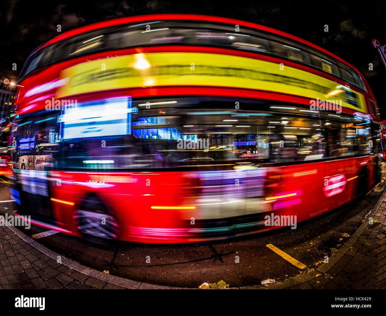 Rot-London-Bus mit Fischaugen-Objektiv, Langzeitbelichtung Stockfoto
