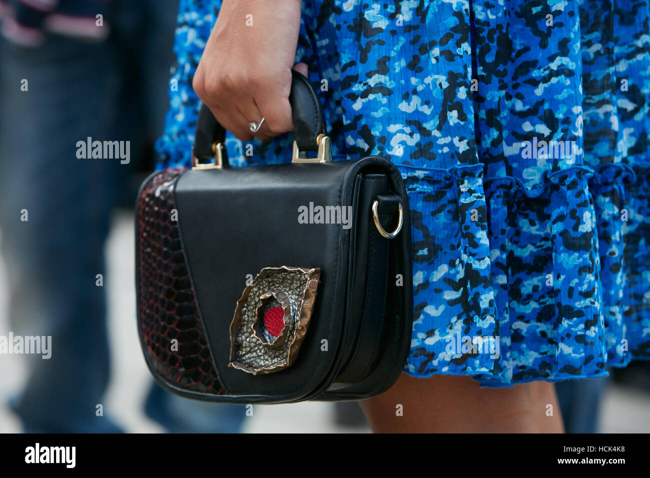 Frau mit Tasche mit Metall-Dekoration und blauen Kleid vor Gucci Modenschau, Milan Fashion Week Streetstyle am 21. September, Stockfoto