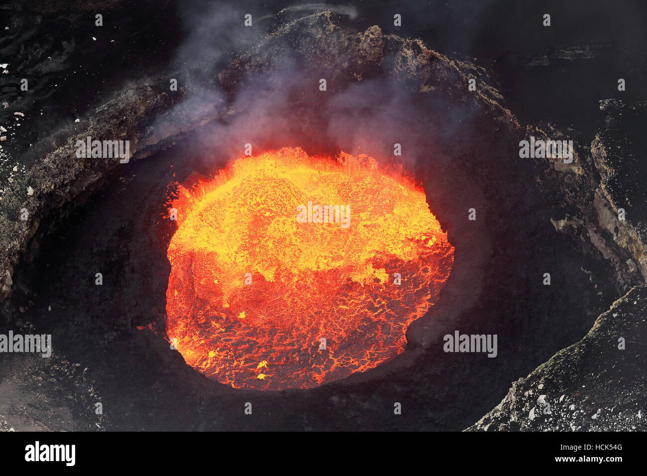 Sprudelnde verbrennen Lavasee im Mount Marum aktiven Krater in der 8x12km.wide Ambrym island.s vulkanischen Caldera des neuen Hebriden vulkanischen Bogens. Stockfoto