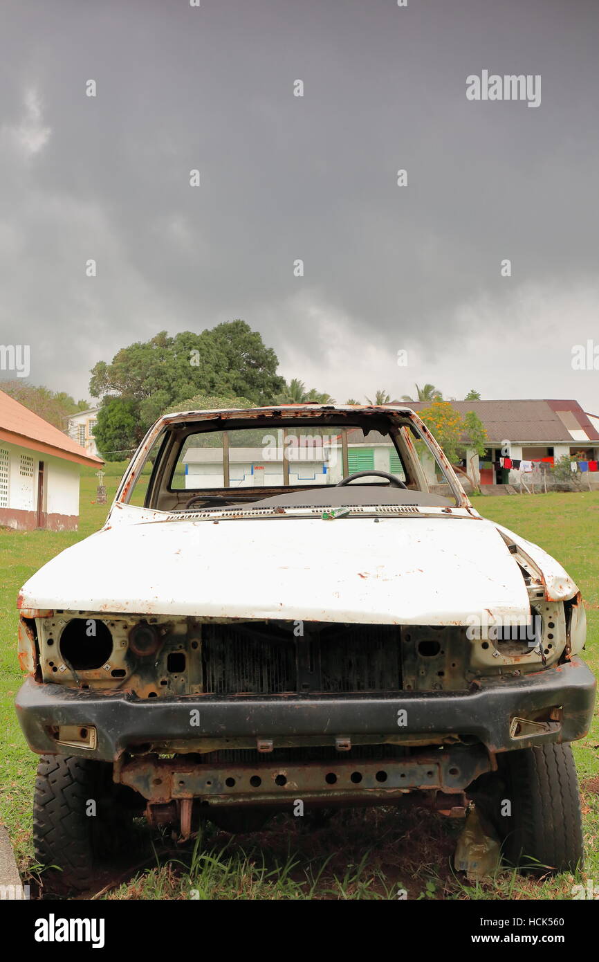 Rückansicht der Rusty wormy faulen Überreste einer alten verlassenen Pickup-Truck auf dem Gelände der Schule und Kirche von Olal Dorf in der N. Stockfoto