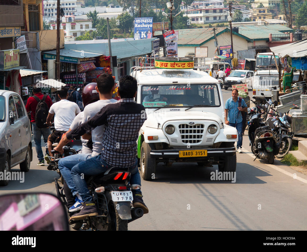 Verkehr in Champawatt Town, Kumaon Hills, Uttarakhand, Indien Stockfoto