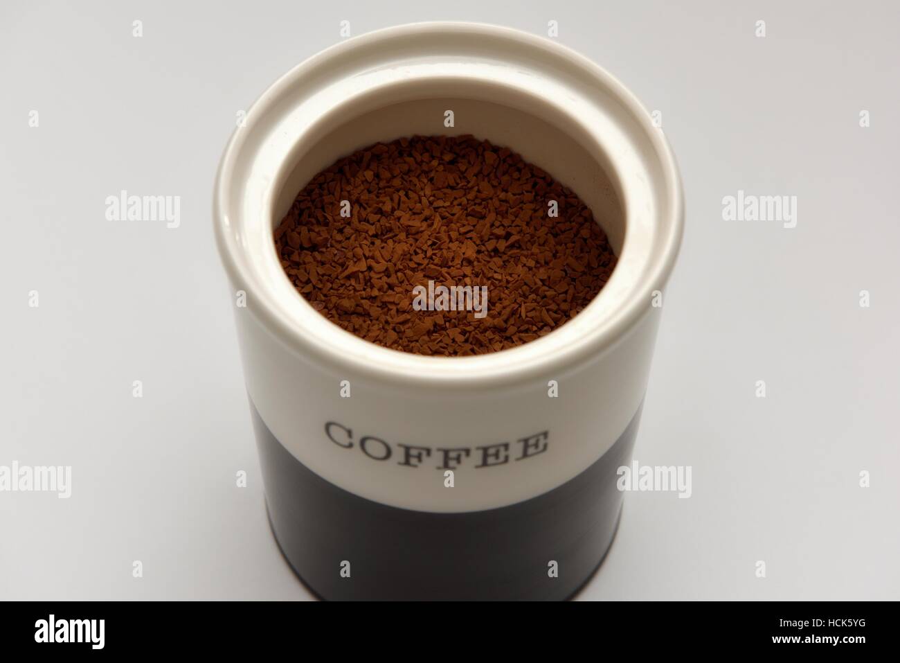 Kaffee-Granulat in ein Vorratsgefäß Küche Stockfoto