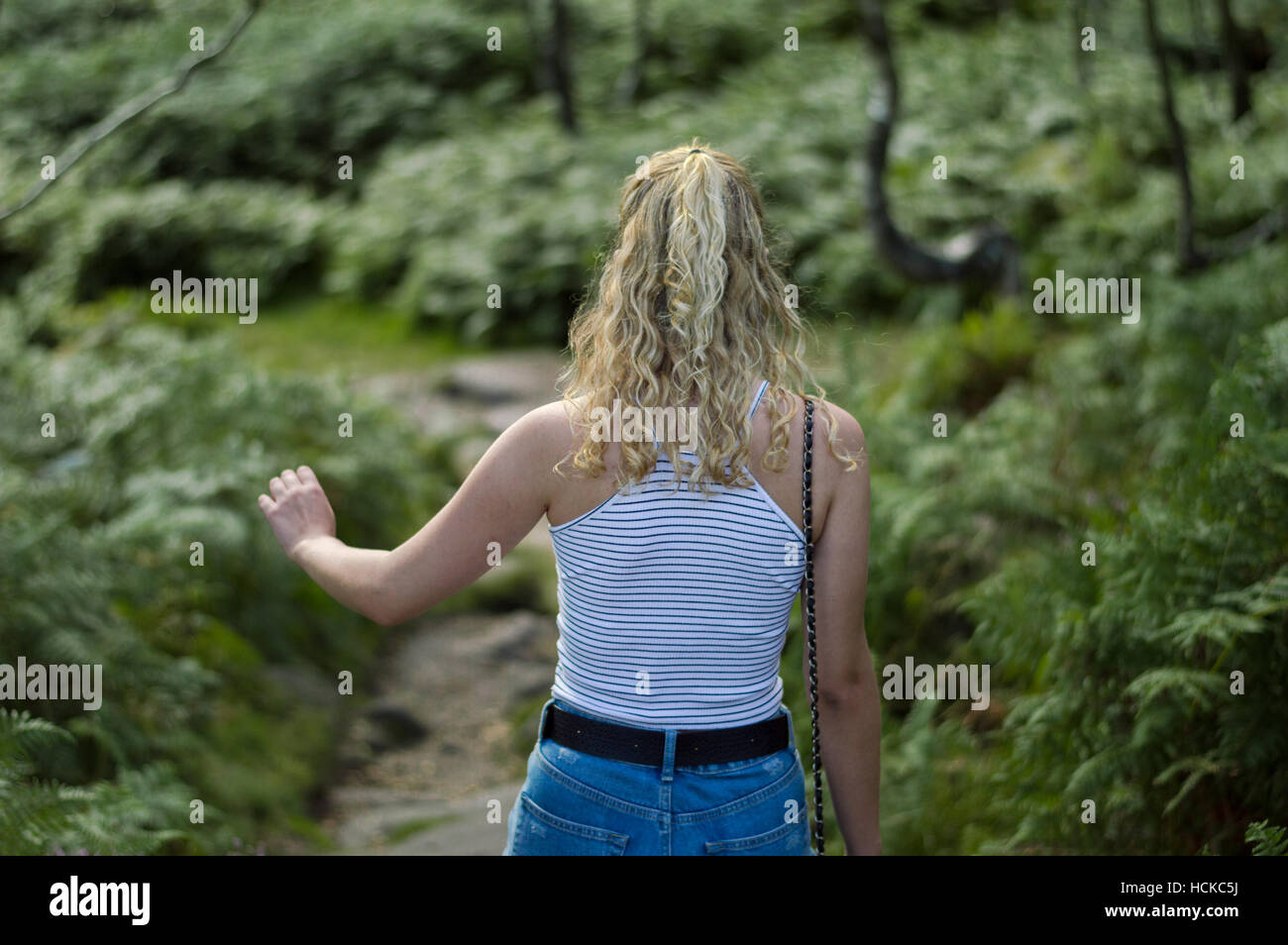 Ein blondes Mädchen Wandern in der Natur Stockfoto