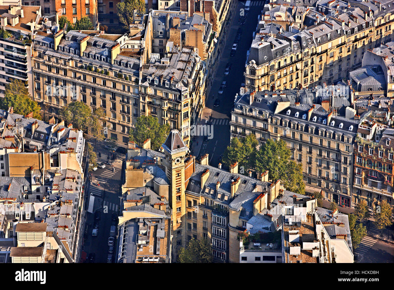 Blick auf die typische Nachbarschaft am rechten Ufer der seine (7. Arrondissement - Gros-Caillou) von der Türe des Eiffelturms, Paris, Frankreich. Stockfoto