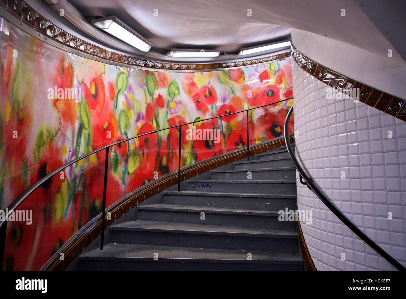 Die Treppe in der Äbtissinnen Metro station (Linie 12), 18. Arrondissement, Montmartre, Paris, Frankreich. Stockfoto