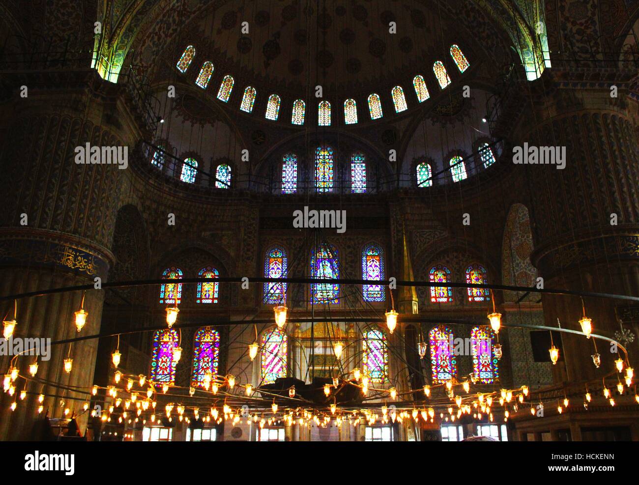 Blick vom Inside The Sultan Ahmed Mosque aka blaue Moschee, ein heiliger Ort der Anbetung in Istanbul, Türkei Stockfoto