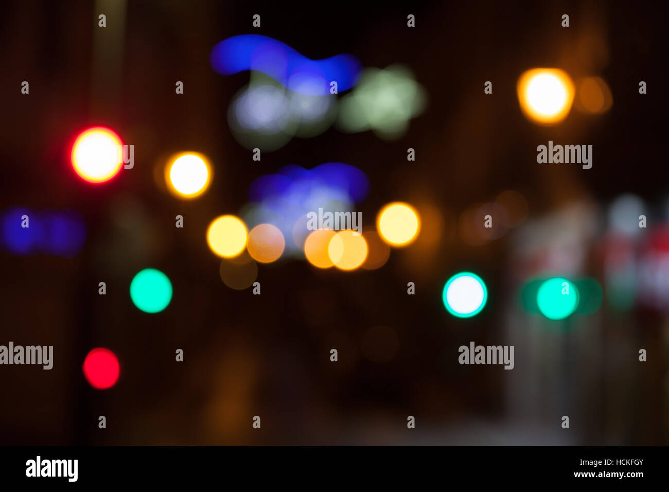 Weihnachtsbeleuchtung in verschiedenen Farben. Erhalten Sie aus dem Fokus der Lichter Stockfoto
