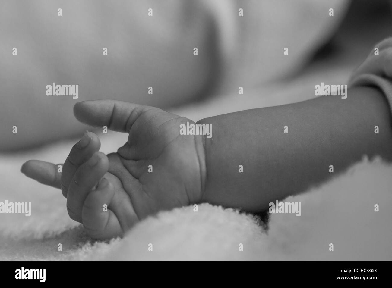 Arm eines schlief Babys überträgt es Entspannung und Erholung Stockfoto