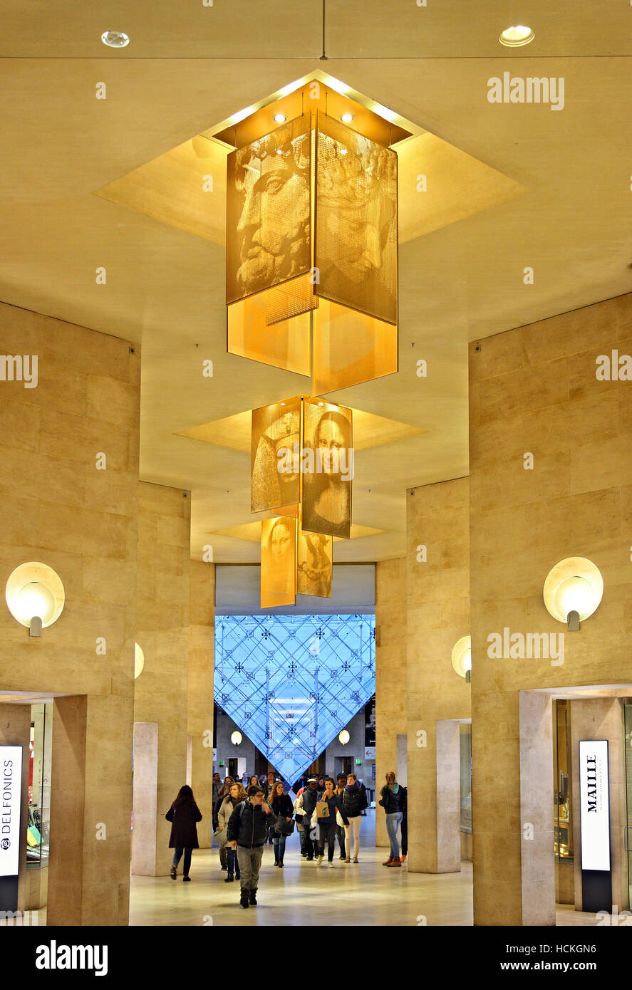 Das "Karussell du Louvre", ein Einkaufszentrum unter dem Louvre Museum, berühmt für seine Pyramide.  Paris, Frankreich. Stockfoto