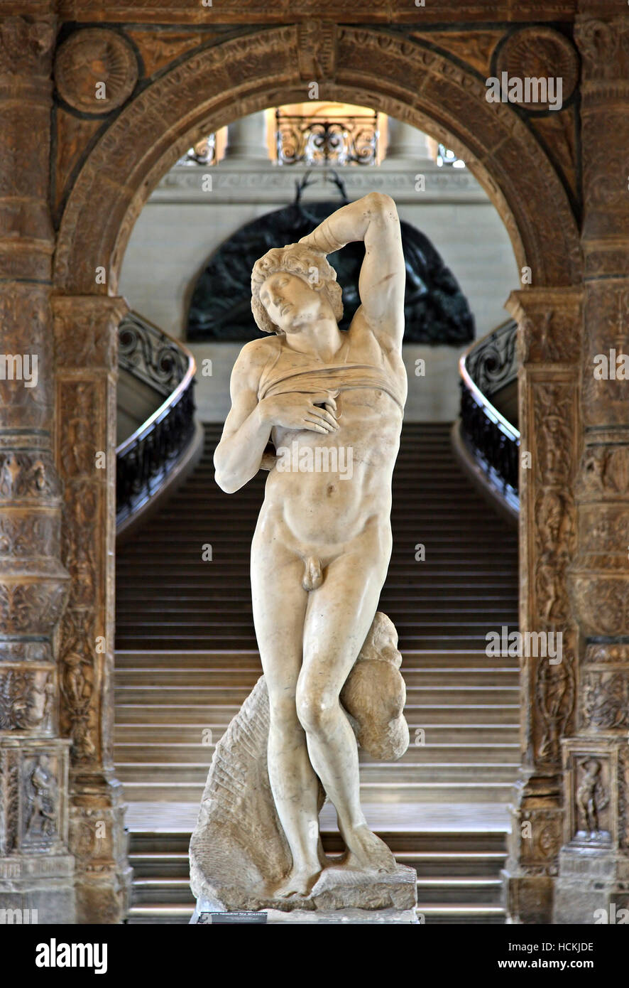 "Das sterben Sklaven" von Michelangelo, ein Meisterwerk der italienischen Renaissance, in Denon Flügel, Louvre-Museum, Paris, Frankreich. Stockfoto