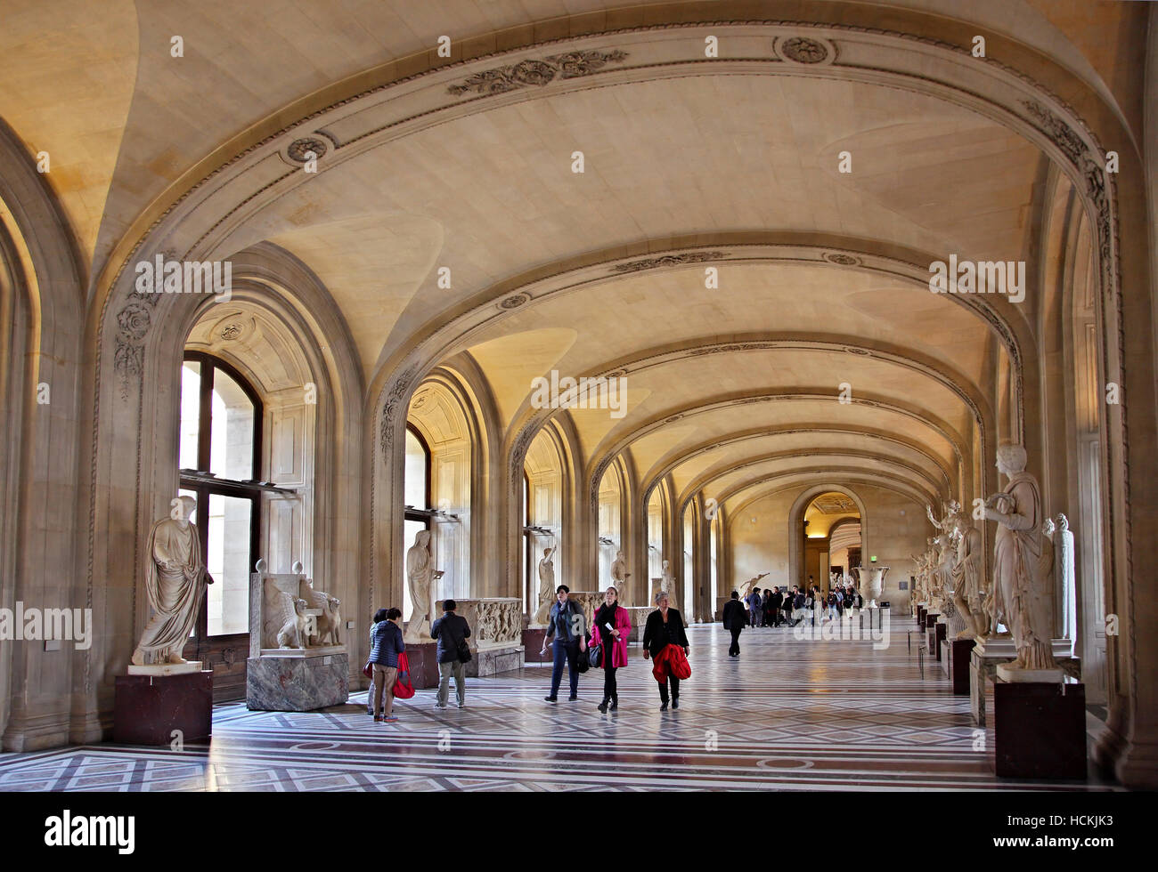 Eine der Hallen des Denon Flügels im Louvre Skulptur gewidmet. Paris, Frankreich. Stockfoto