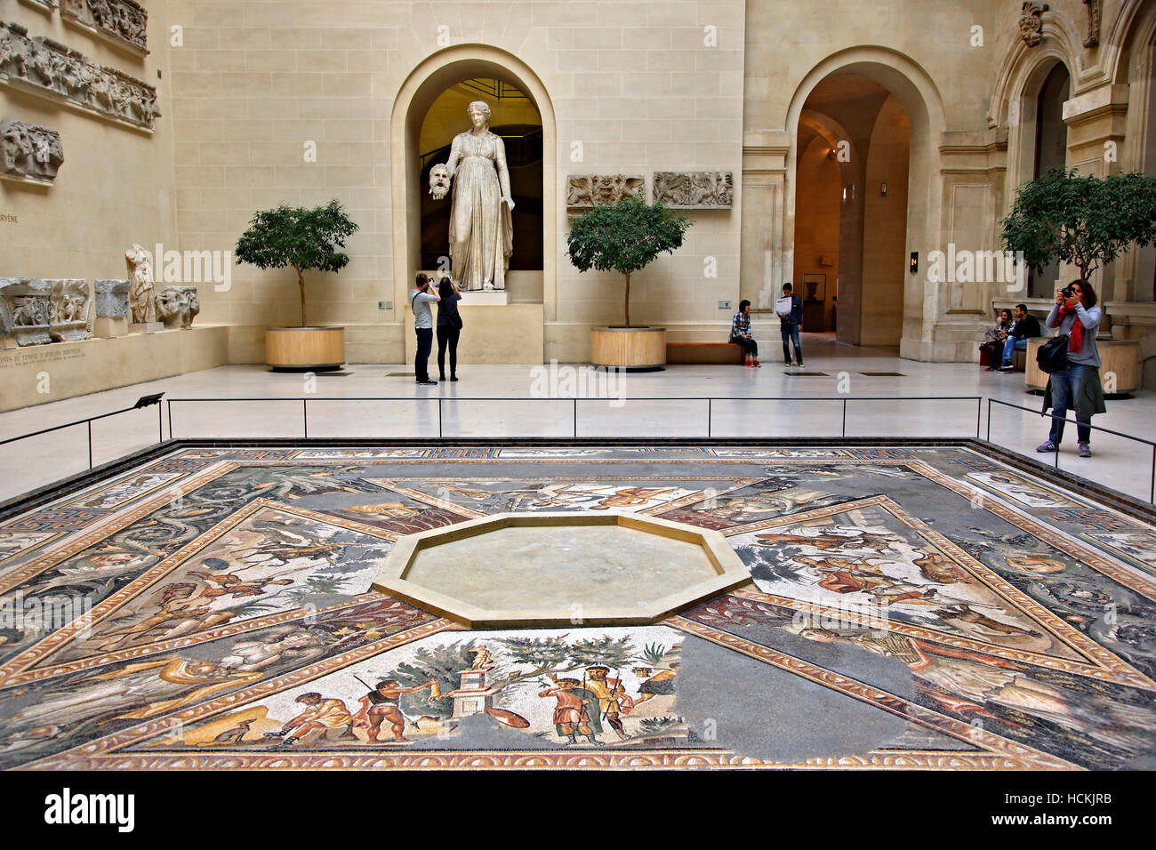 Die Sphinx Hof, die mit dem 'Seasons', Mosaik und einer Statue von Melpomene, Denon Flügel, Louvre, Paris, Frankreich. Stockfoto