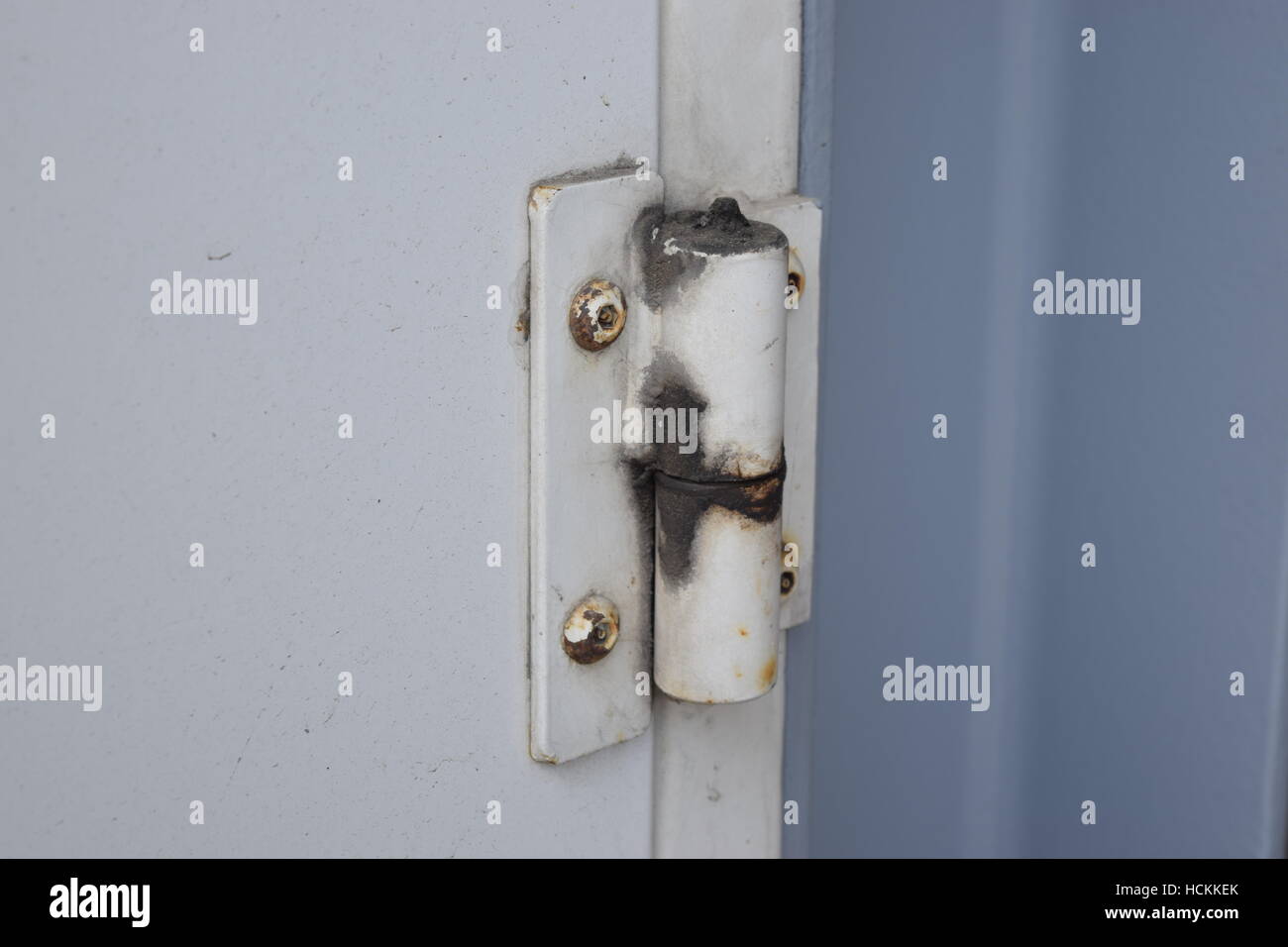 Rusty verwendet schwere Stahltür Scharnier Stockfotografie - Alamy