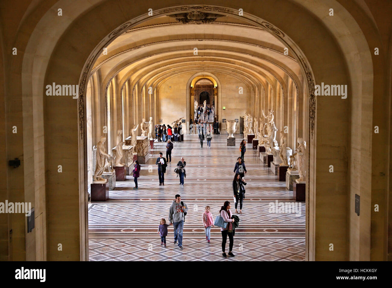 Eine der Hallen des Denon Flügels im Louvre Skulptur gewidmet. Paris, Frankreich. Stockfoto