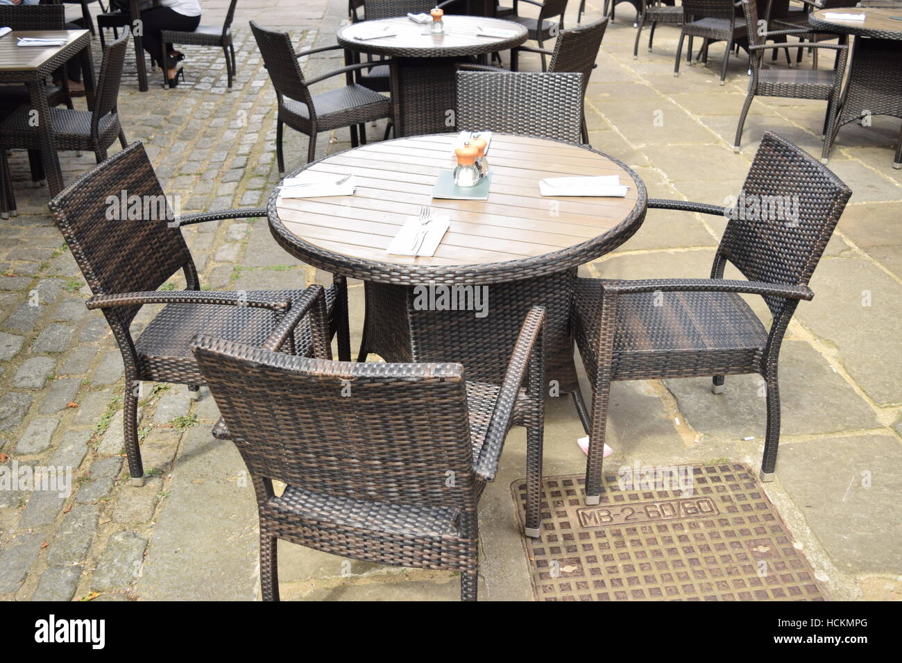Gastgarten mit einem runden Tisch und Stühle braun Stockfotografie - Alamy