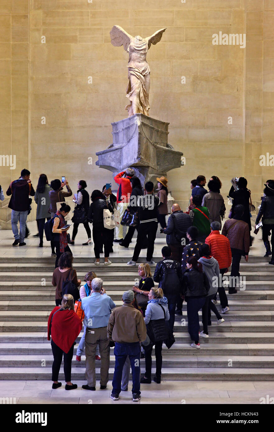 Besucher versammelten sich vor der "Winged Victory ("Nike") von Samothrake", den Louvre, Paris, Frankreich. Stockfoto
