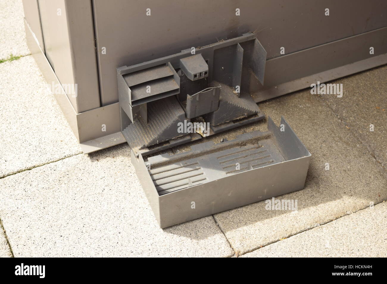 Gebrochene Metall gebauten Rattenfalle in einem belebten Viertel Stockfoto