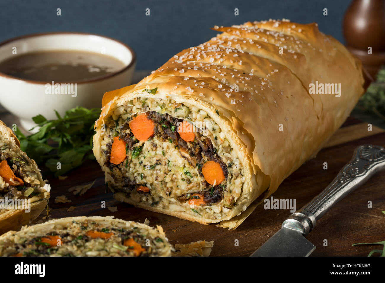 Hausgemachte Urlaub Vegan Wellington mit Karotten, Bohnen, Pilzen Stockfoto