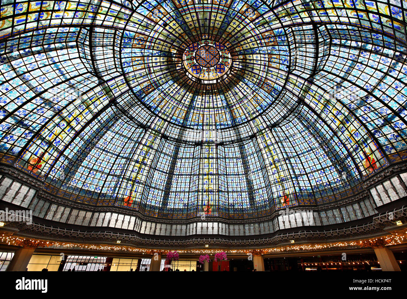 Die Kuppel im Restaurant Printemps, eines der berühmtesten Parisienne Shopping Center (seit 1894), Paris, Frankreich Stockfoto