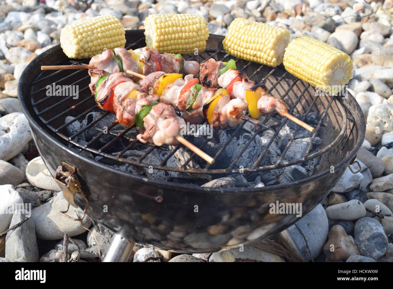 Hähnchen-Spieße und Zuckermais Kochen auf dem Grill Stockfoto