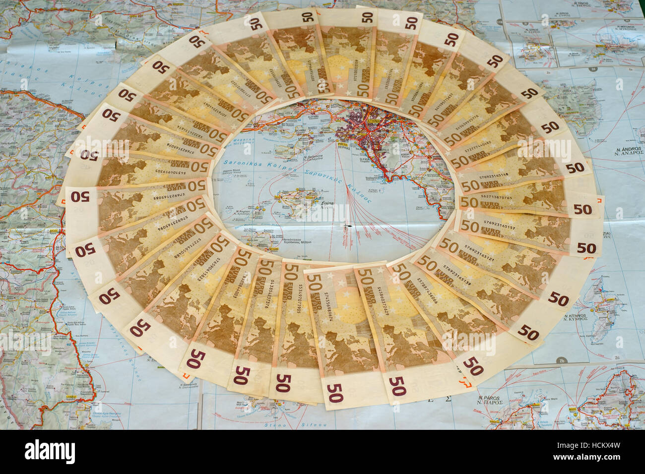 50 Euro-Banknote auf Karte von Griechenland. Tappeto di Banconote da 50 Euro. Symbolisieren griechische Standard Stockfoto