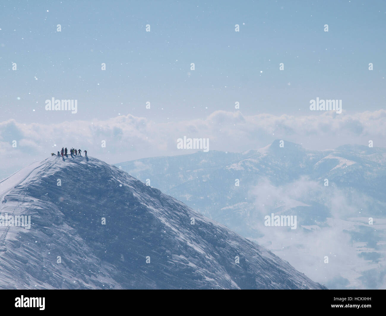 Skifahrer am Gipfel des Annupuri Berges, einem Vulkan in Niseko, Japan. Niseko befindet sich auf der Insel Hokkaido und ist bekannt für den Tiefschnee. Niseko wurde als weltweit zweiter schneesichersten Resort im Dezember 2007 mit jährlichen durchschnittlichen Schnee Fa genannt. Stockfoto