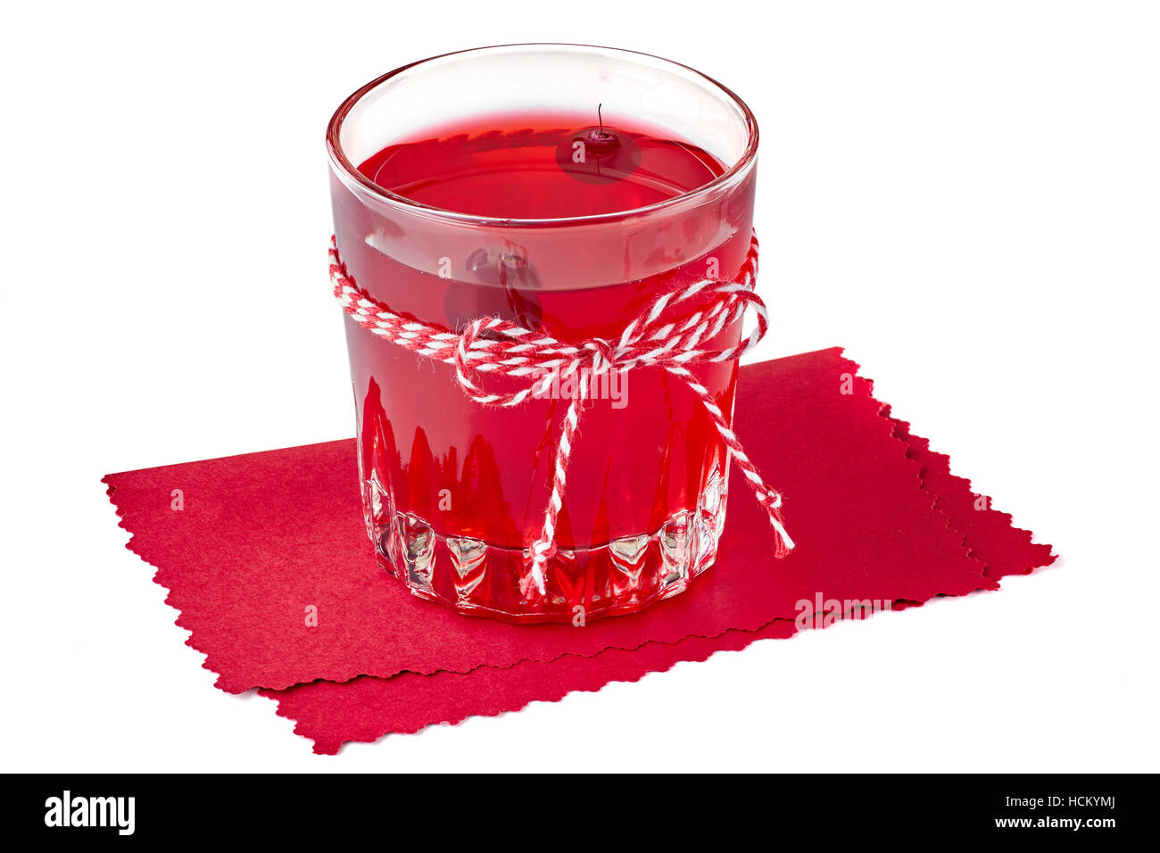 Glas Cranberry Fruchtsaftgetränk auf rotem Papierserviette Stockfoto