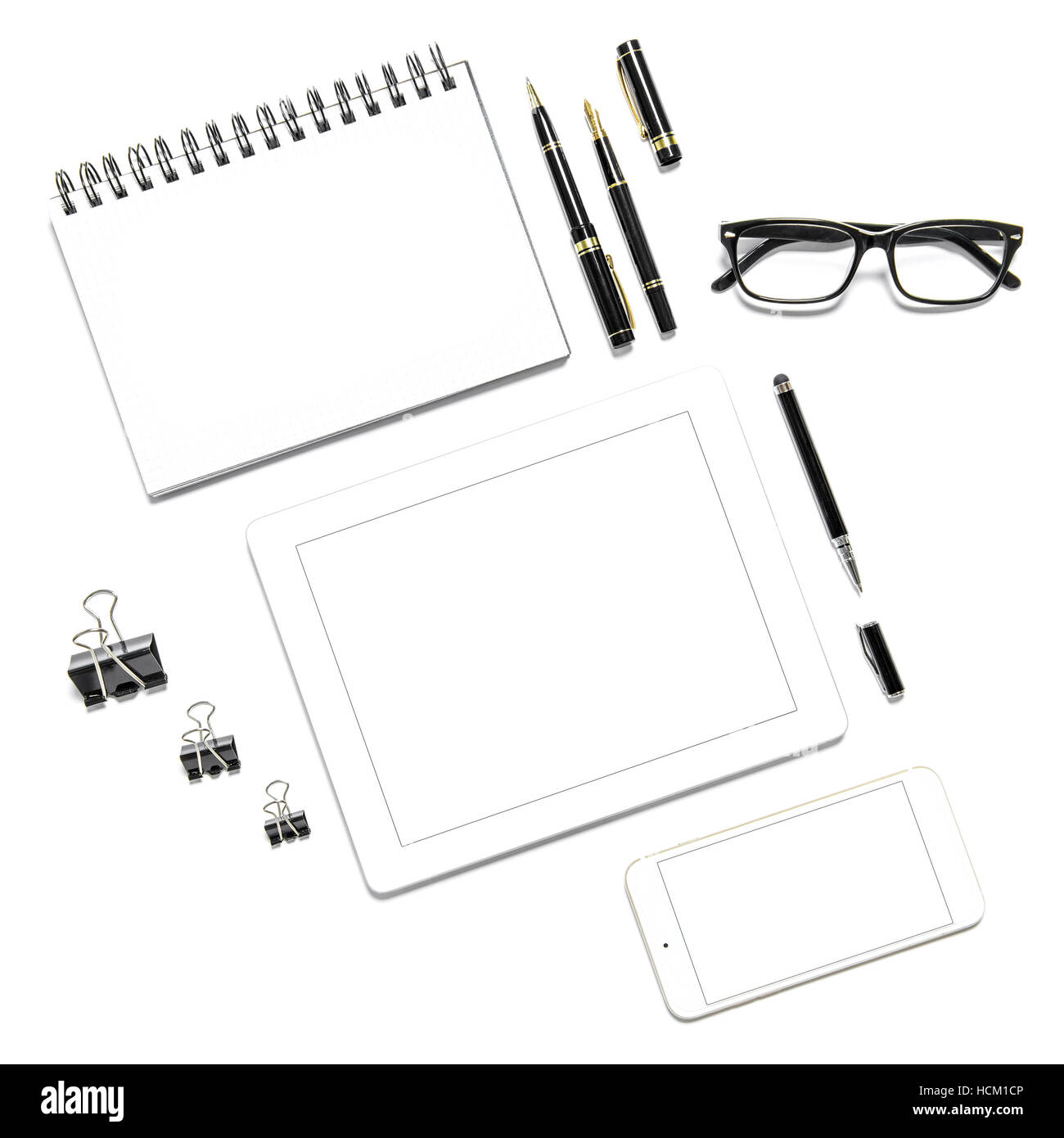 Schreibtisch mit digital Phone und Tablet pc auf weißem Hintergrund. Minimalistische flach legen Stockfoto