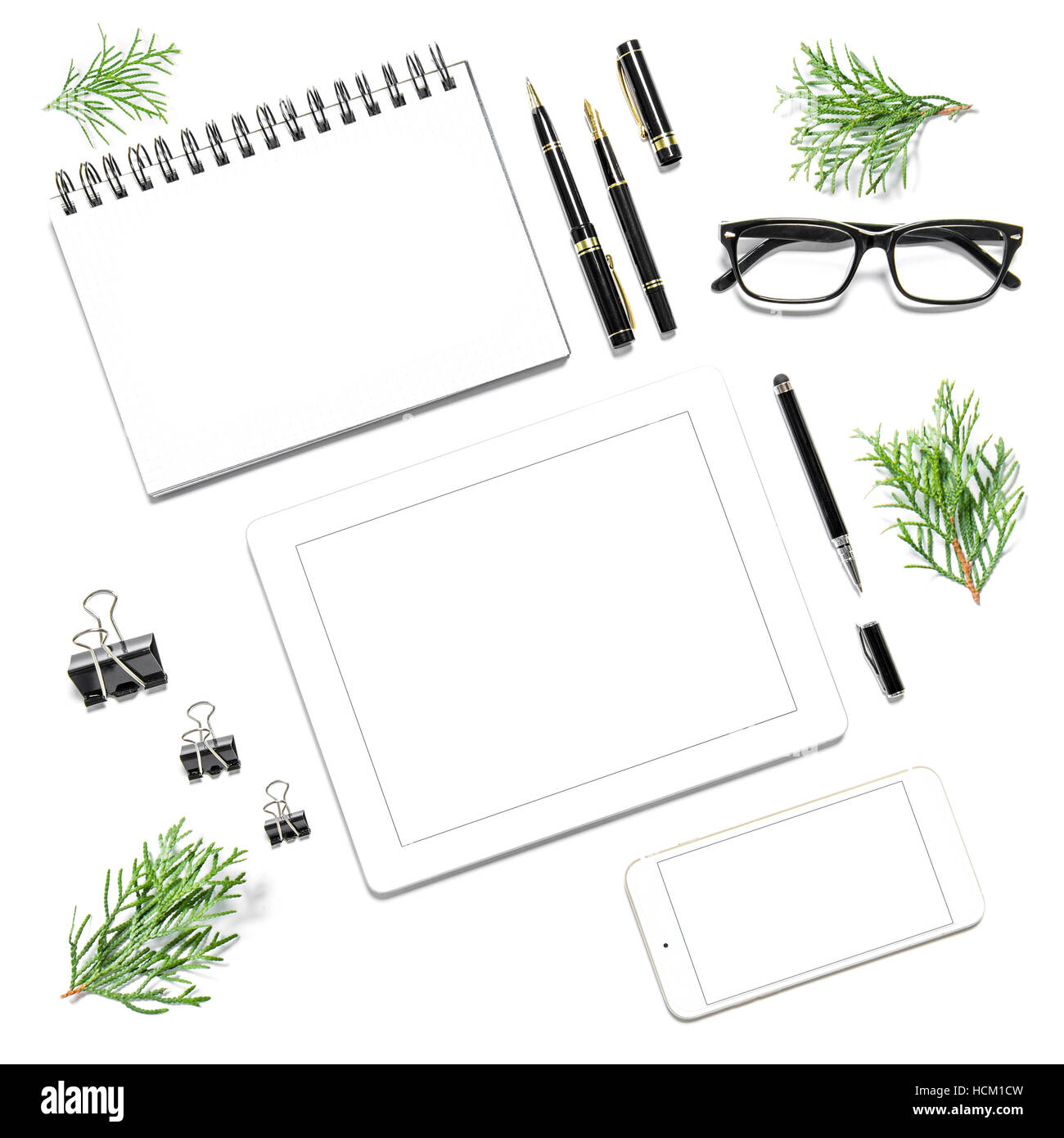 Büroschreibtisch mit digitalen Gadgets und Weihnachtsdekoration auf weißem Hintergrund. Minimalistische flach legen Stockfoto