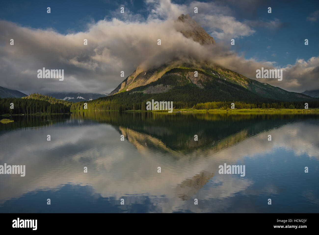 Berg-Sonnenaufgang am Grinnell Point auf Swiftcurrent Lake in Glacier Nationalpark Stockfoto