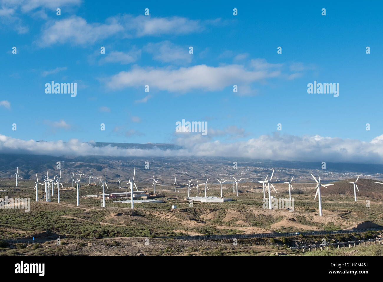 Windkraftanlagen in der Landschaft an einem sonnigen Tag Stockfoto