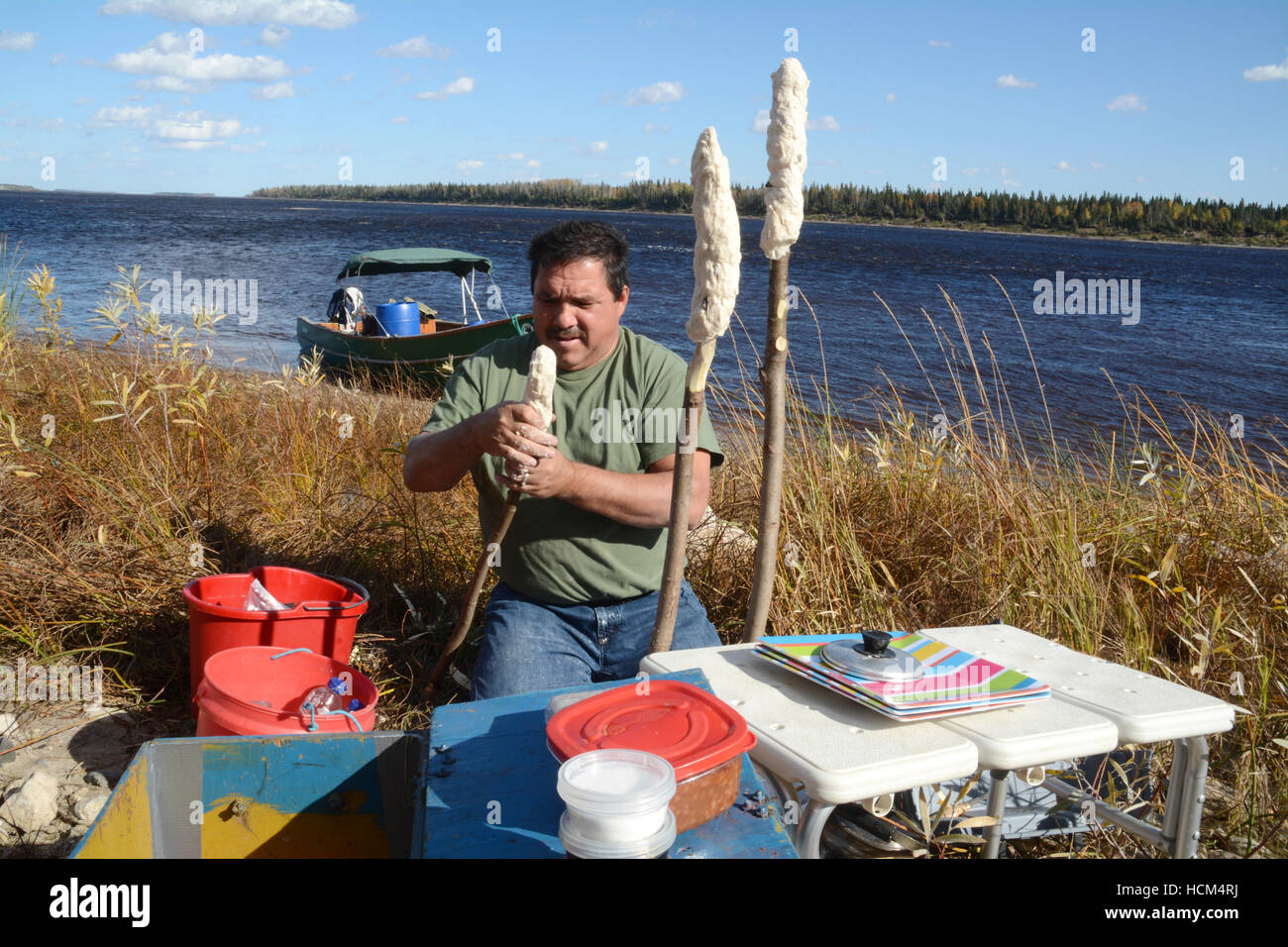 Eine indigene Mann machen Bannock am Stiel, eine native North American Food ähnliche auf Brot, im Norden von Ontario, Kanada. Stockfoto