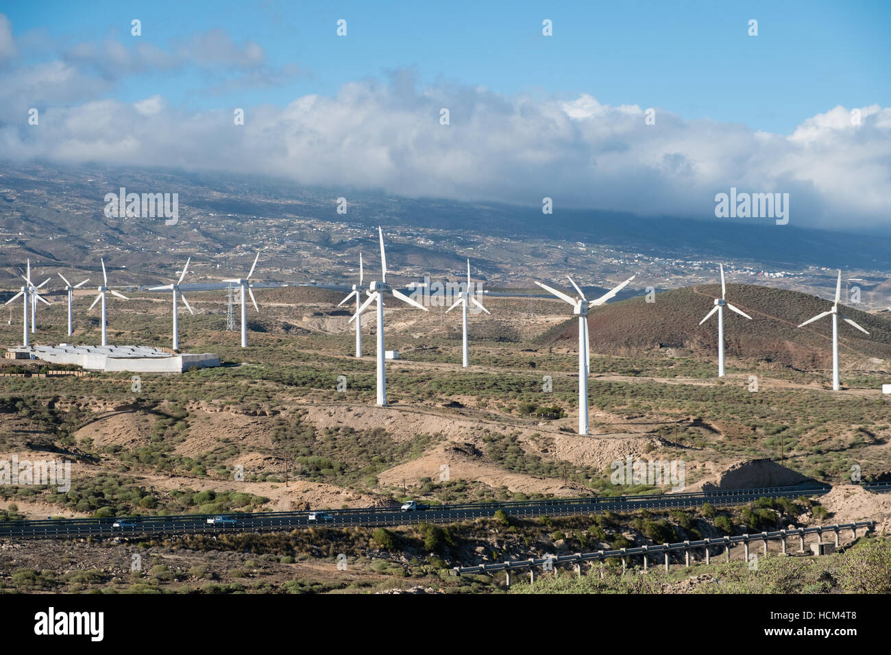 Windkraftanlagen in der Landschaft an einem sonnigen Tag Stockfoto