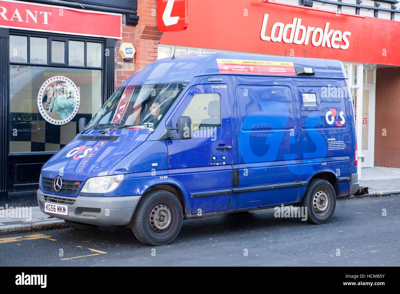 G4S Geld in Transit Sicherheit van außerhalb ein Wettbüro Ladbrokes in Chester, Cheshire, UK Stockfoto