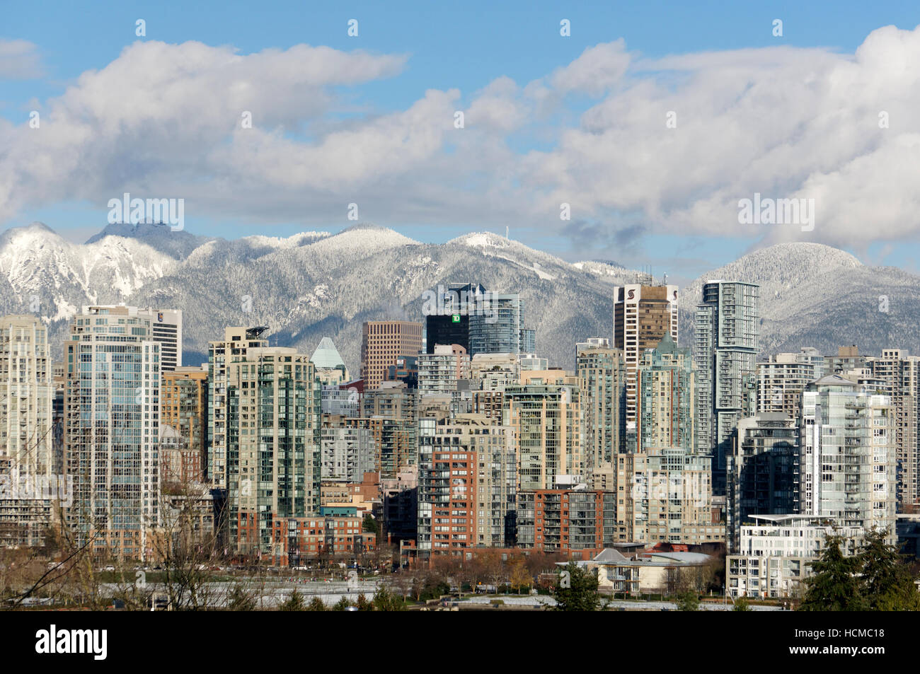 Skyline von Vancouver im Winter mit schneebedeckten North Shore Mountains, British Columbia, Kanada Stockfoto