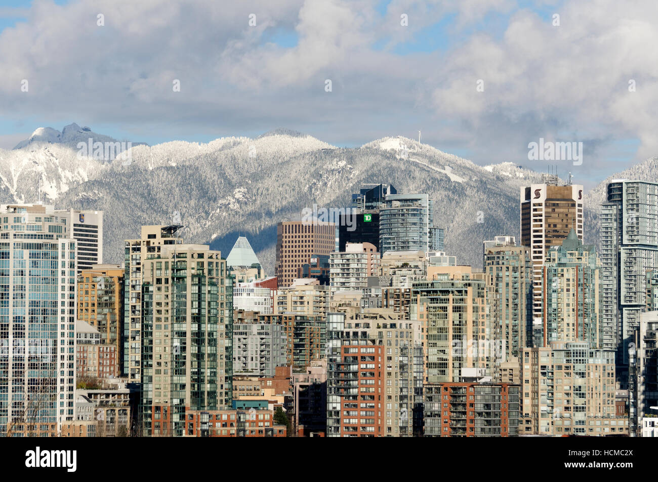 Skyline von Vancouver im Winter mit schneebedeckten North Shore Mountains, British Columbia, Kanada Stockfoto