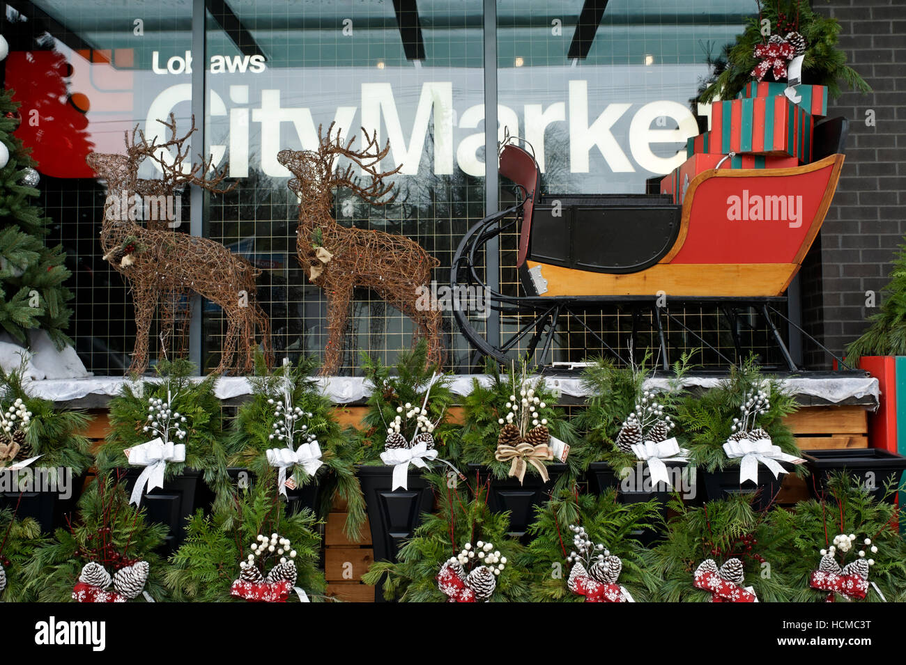 Schlitten und Rentier Weihnachten anzeigen außerhalb Loblaws Stadtmarkt in Vancouver, British Columbia, Kanada Stockfoto