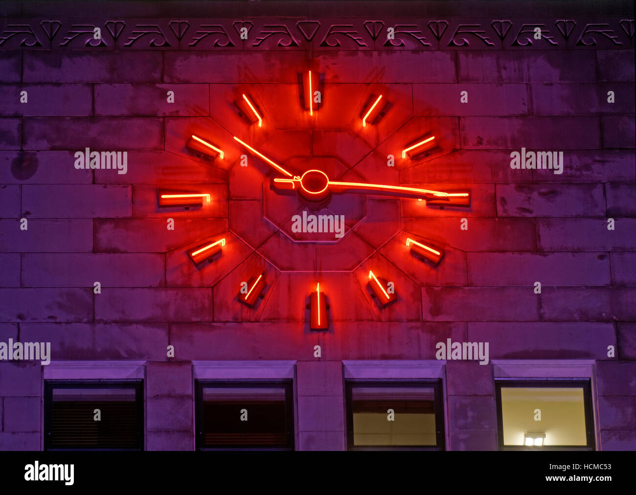 Neon Clock auf der Fassade von Vancouvers im Art déco-Stil Rathaus Gebäude, Vancouver, British Columbia, Kanada Stockfoto