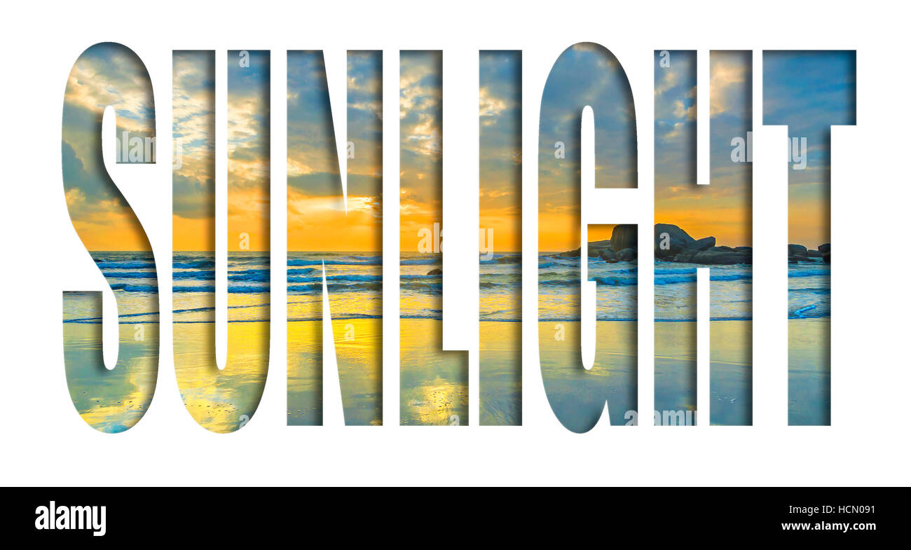Bunte trübe Sonnenaufgang am Strand mit Reflexion und Felsen Stockfoto