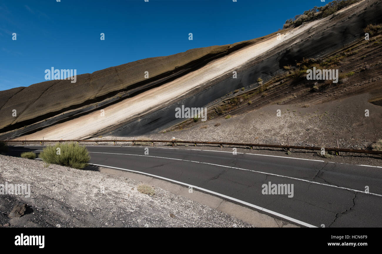 asphaltierte Straße in Berg Landschaft - geschichtete Vulkangestein, Nationalpark Pico del Teide, Teneriffa Stockfoto