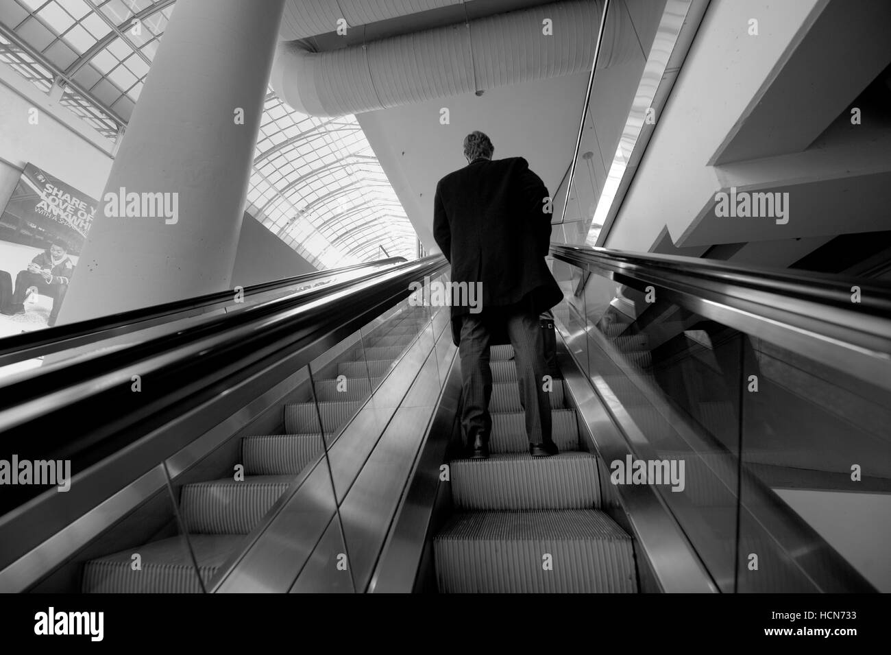 Mann auf einer Rolltreppe im Eaton Center, Toronto Stockfoto