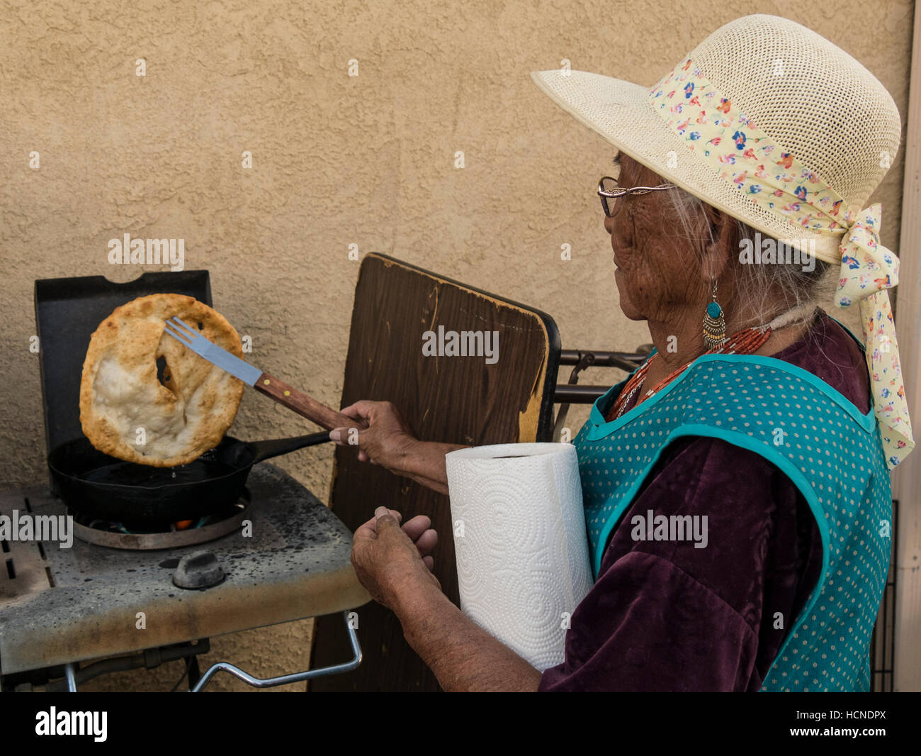 Brot braten -Fotos und -Bildmaterial in hoher Auflösung – Alamy