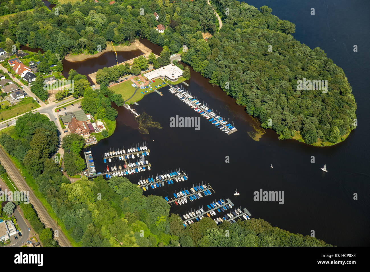 Luftaufnahme des Stausees, Segelboote am Dock, Stadtmühle, mill Creek, Haltern, Ruhr Region, North Rhine-Westphalia, Deutschland Stockfoto